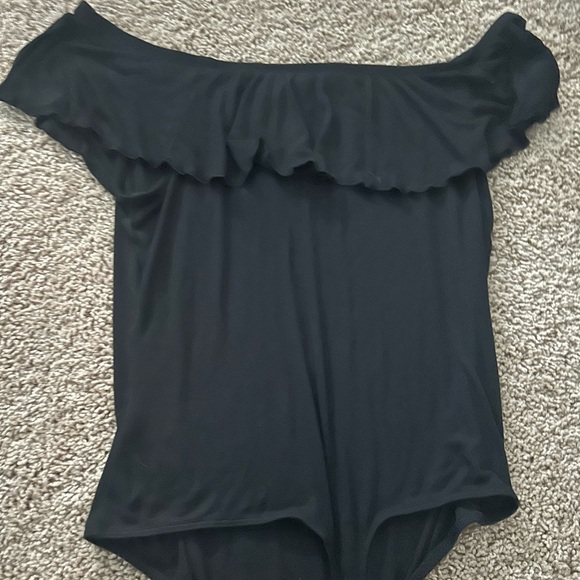 NWT express black rubber off the shoulder ruffle bodysuit large - Picture 3 of 3